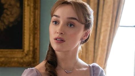 phoebe dynevor boobs|Bridgerton star reveals gross fact about shows sex scenes:。